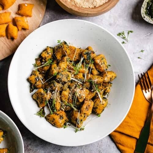 Süßkartoffel Gnocchi mit Pesto (Rezept)