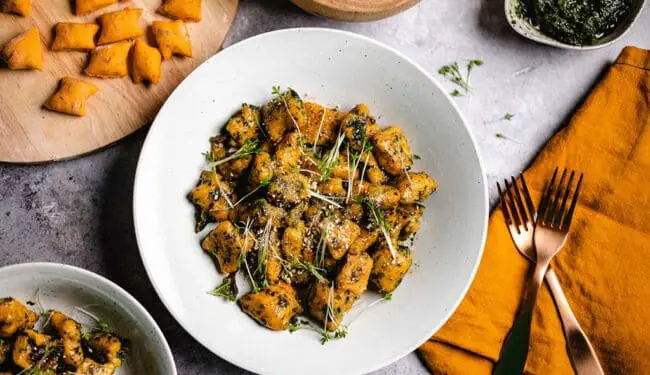 Süßkartoffel Gnocchi mit Pesto (Rezept)