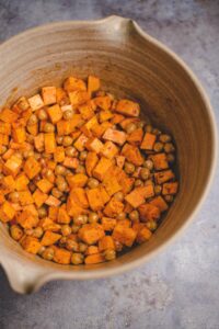 Veganer Salat mit Süßkartoffel und Grünkohl