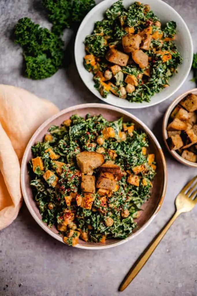 Veganer Salat mit Süßkartoffel und Grünkohl