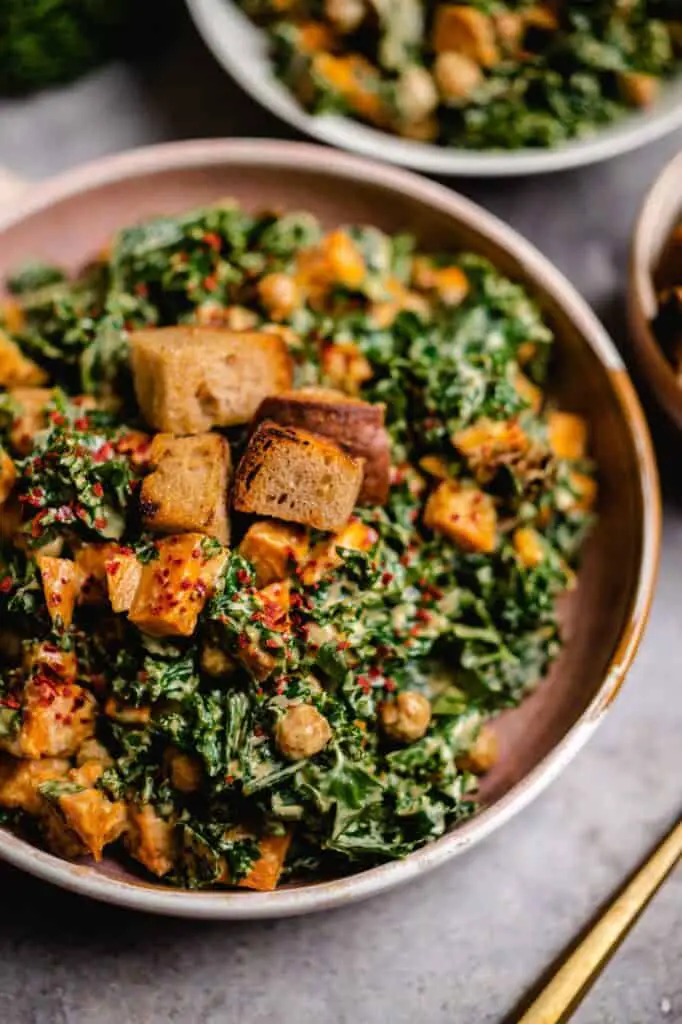 Veganer Salat mit Süßkartoffel und Grünkohl