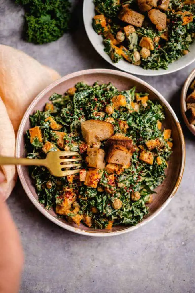 Veganer Salat mit Süßkartoffel und Grünkohl