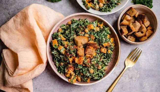 Veganer Salat mit Süßkartoffel und Grünkohl