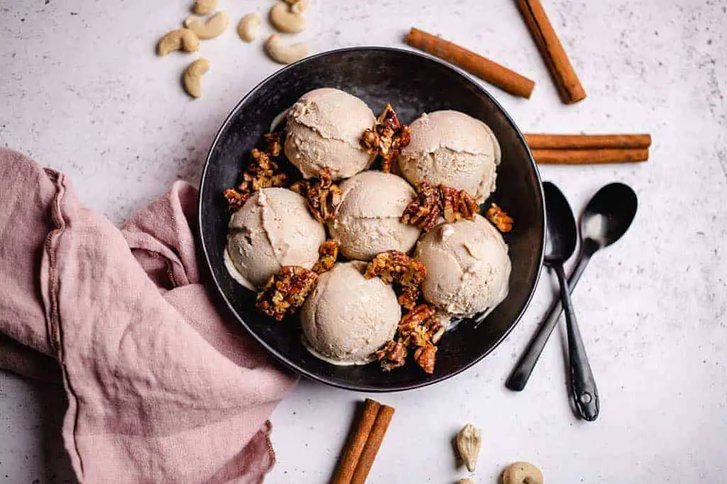 Veganes Zimteis mit karamellisierten Pekannüssen — VEGANE VIBES