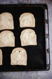 Toastbrot mit Margarine einstreichen