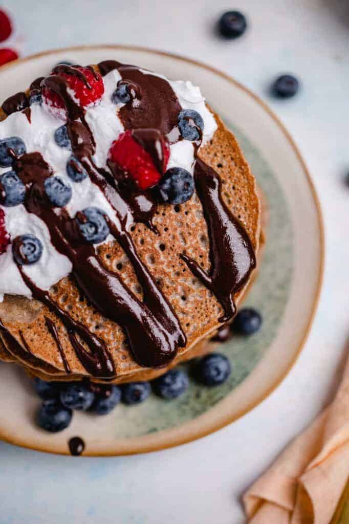 Buchweizen Pfannkuchen mit Schokosauce (v&gf)