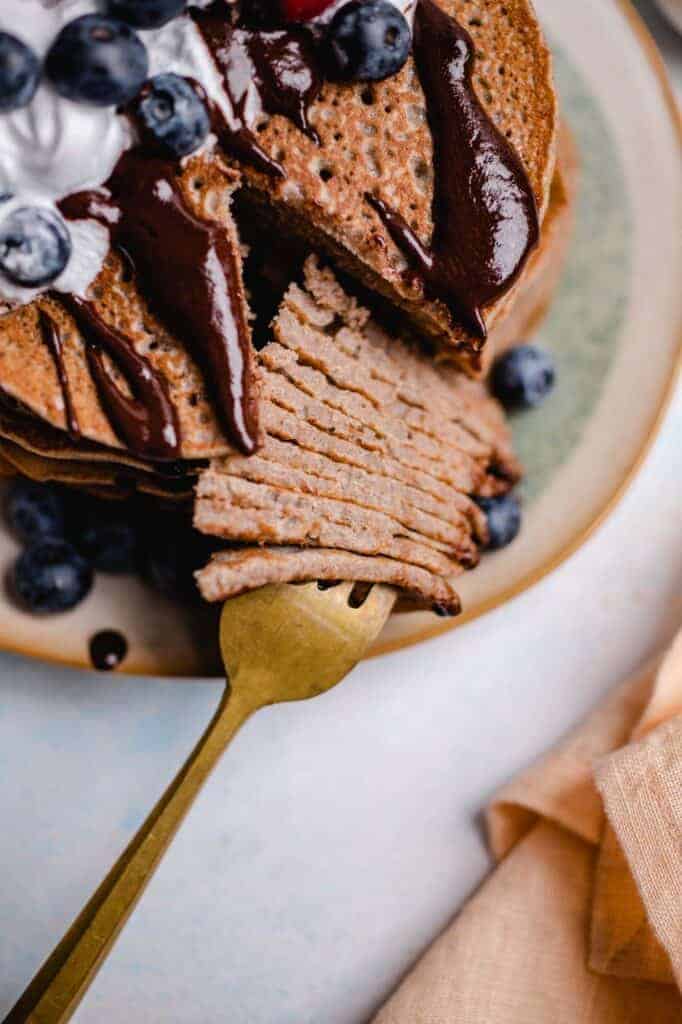 Buchweizen Pfannkuchen mit Schokosauce (v&gf)