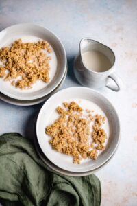Hirse Porridge mit Tahini Karamell (vegan)