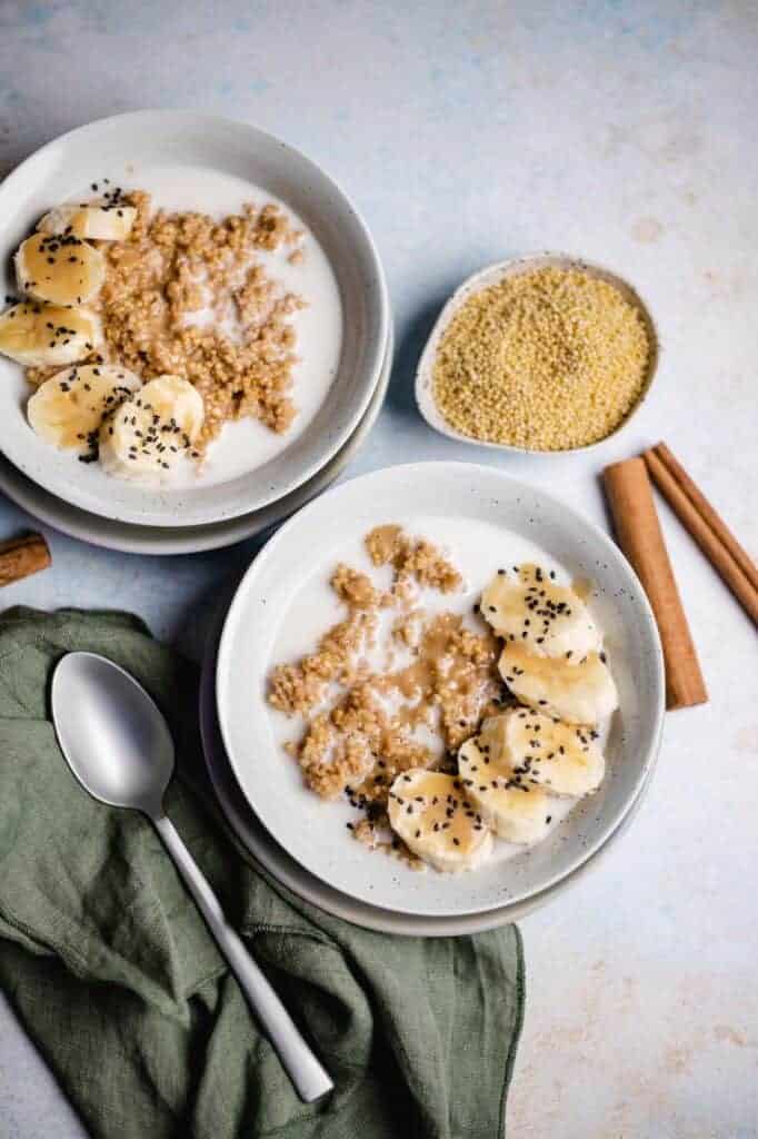 Hirse Porridge mit Tahini Karamell (vegan)