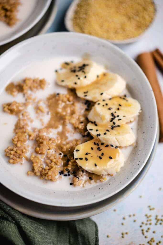 Hirse Porridge mit Tahini Karamell (vegan)