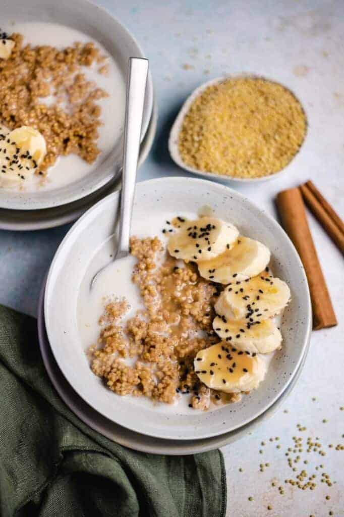 Hirse Porridge mit Tahini Karamell (vegan)