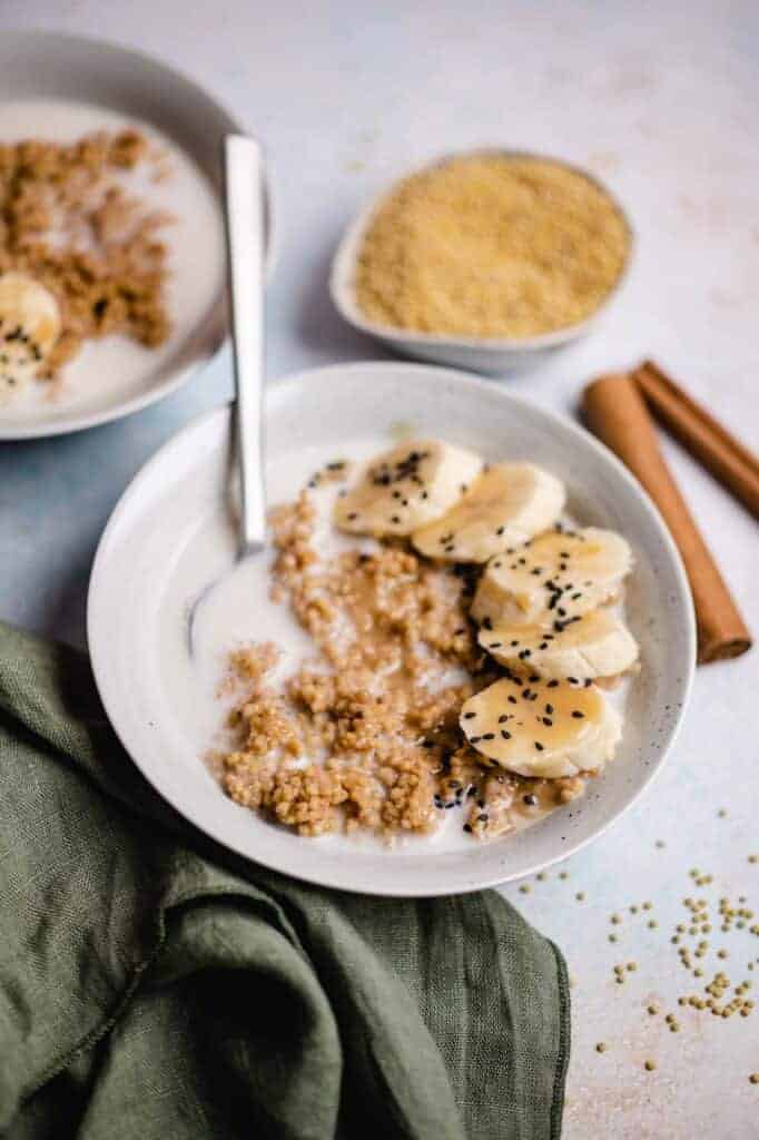 Hirse Porridge mit Tahini Karamell (vegan)