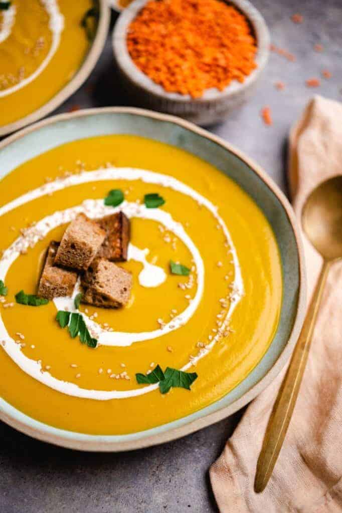 Suppe mit Süßkartoffeln und roten Linsen (v&gf)