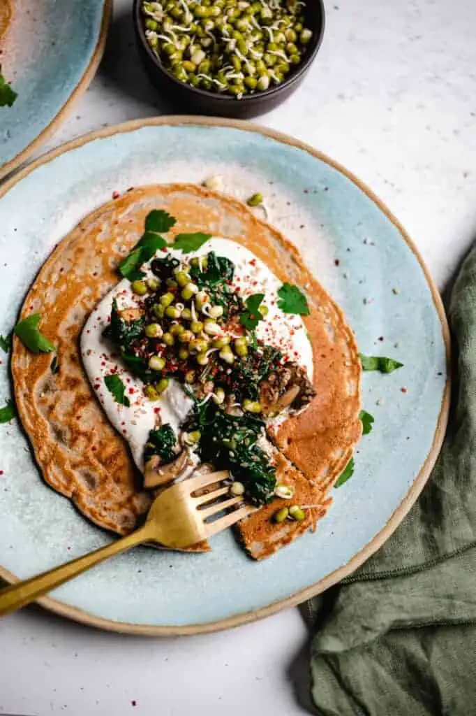 Buchweizen Crêpes mit Spinat und Pilzen