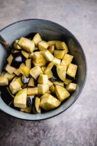 Aubergine stückeln, salzen und ölen