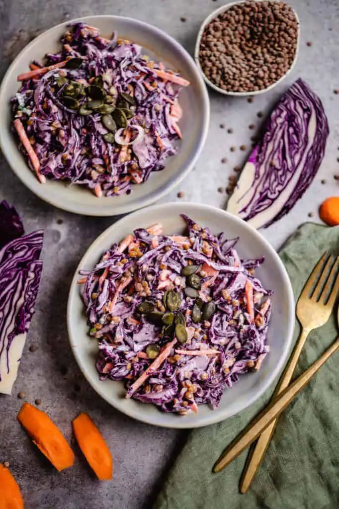 Cremiger Salat mit Rotkohl und Linsen