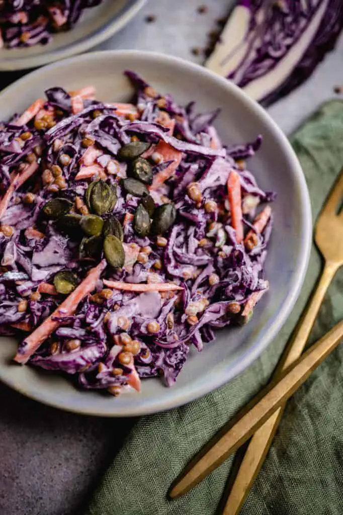 Cremiger Salat mit Rotkohl und Linsen