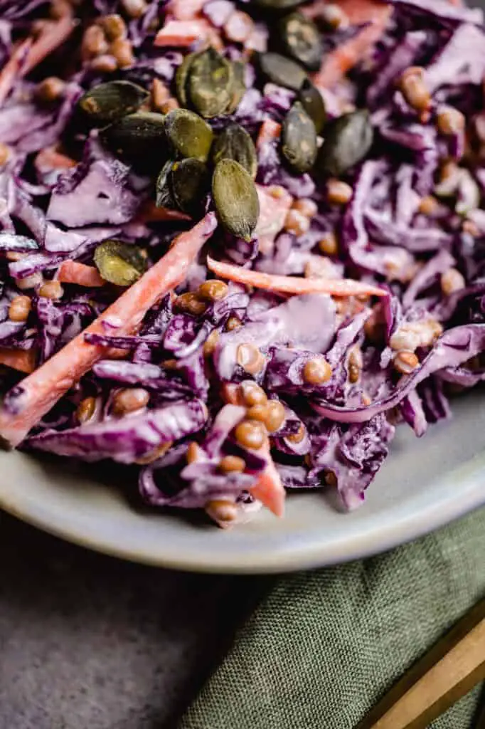 Cremiger Salat mit Rotkohl und Linsen