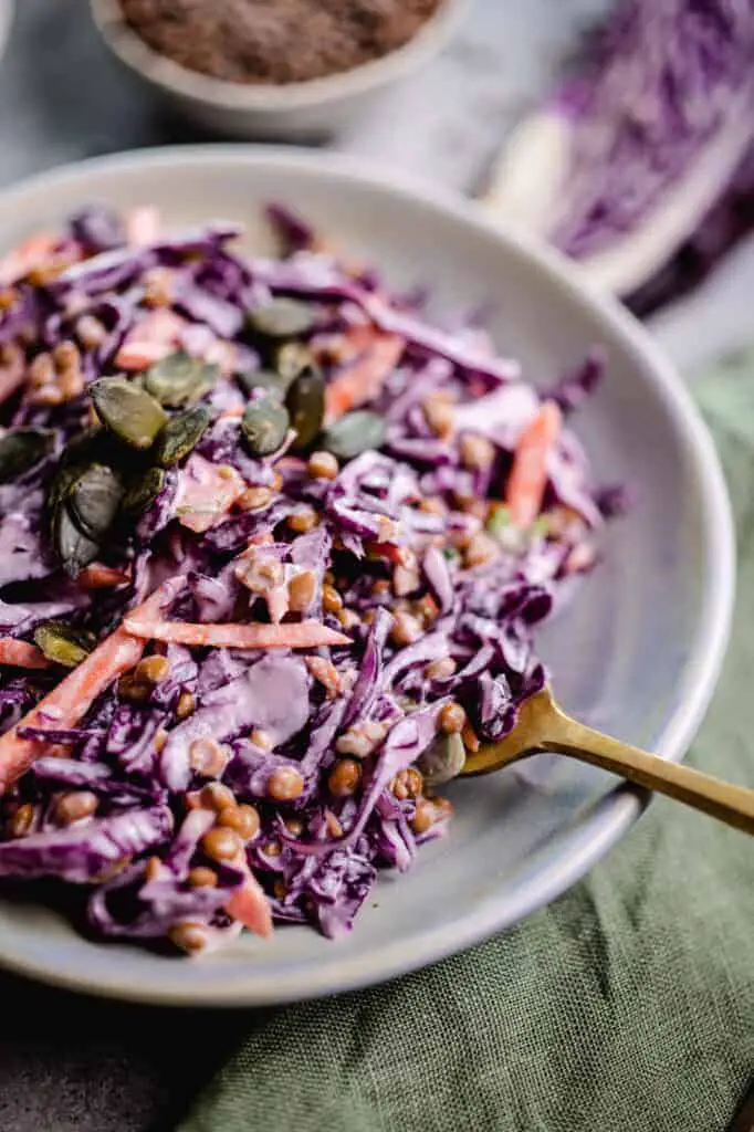 Cremiger Salat mit Rotkohl und Linsen