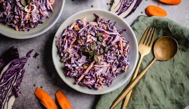 Cremiger Salat mit Rotkohl und Linsen