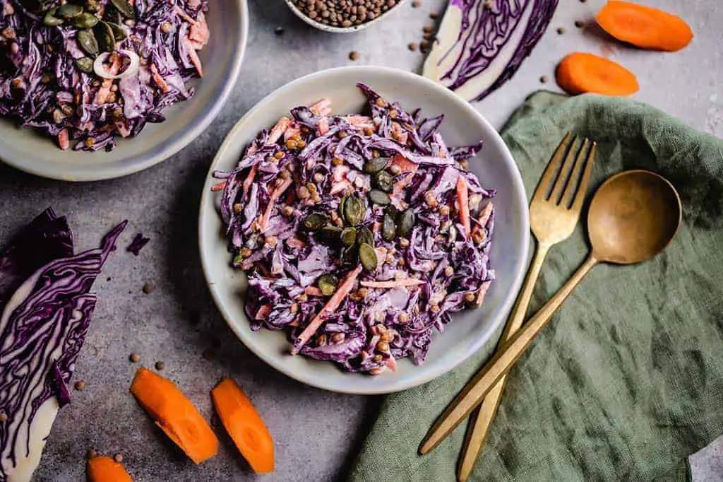 Cremiger Salat mit Rotkohl und Linsen