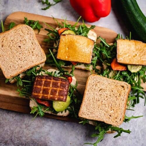 Sandwich mit Hummus und gegrilltem Gemüse