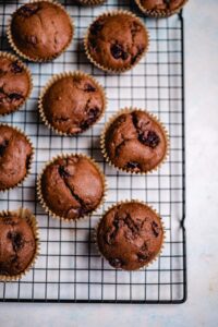 Die Muffins auskühlen lassen