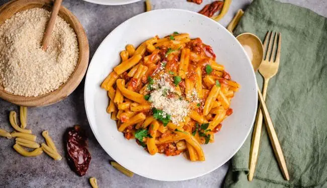 Pasta mit sonnengetrockneten Tomaten (vegan)