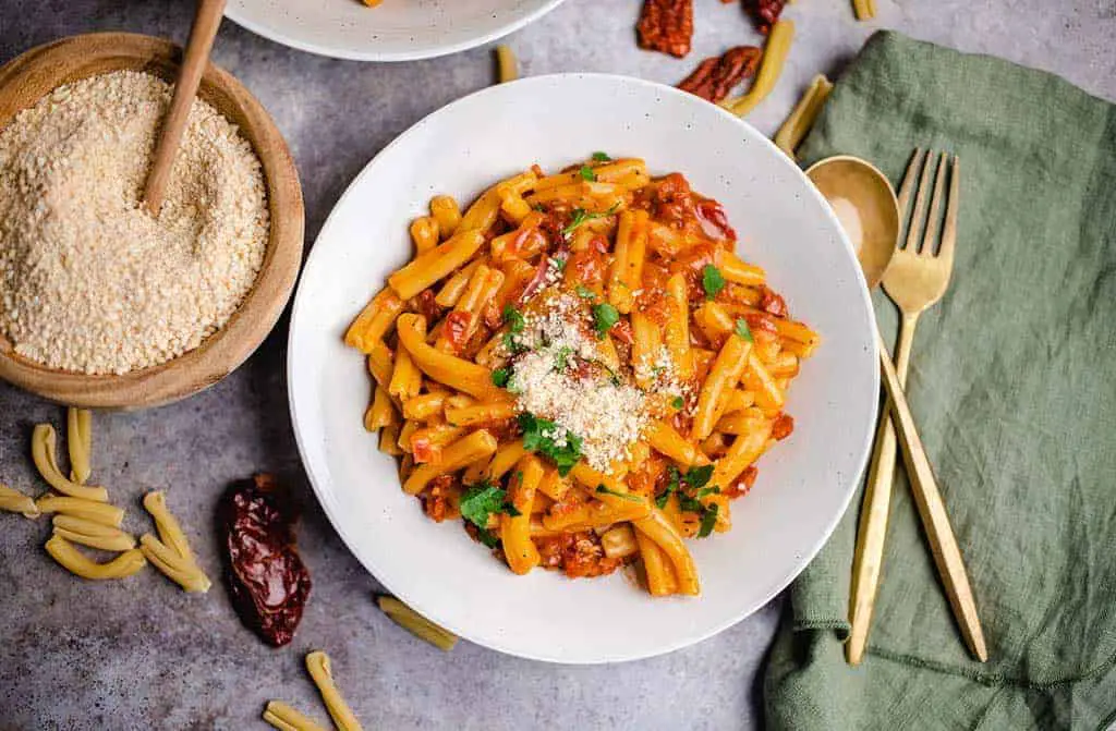 Pasta mit sonnengetrockneten Tomaten — VEGANE VIBES Pasta mit sonnengetrockneten Tomaten — VEGANE VIBES