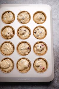 Teig in Muffinformen verteilen