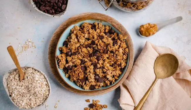 veganes Erdnussbutter Granola (glutenfrei)