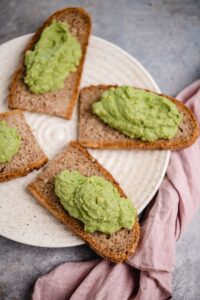 Avocado Tahini Brot mit Pilzen