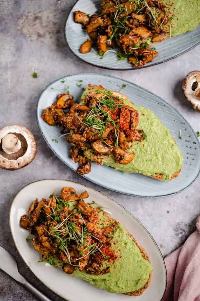 Avocado Tahini Brot mit Pilzen