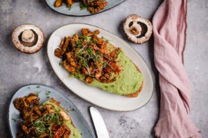 Avocado Tahini Brot mit Pilzen