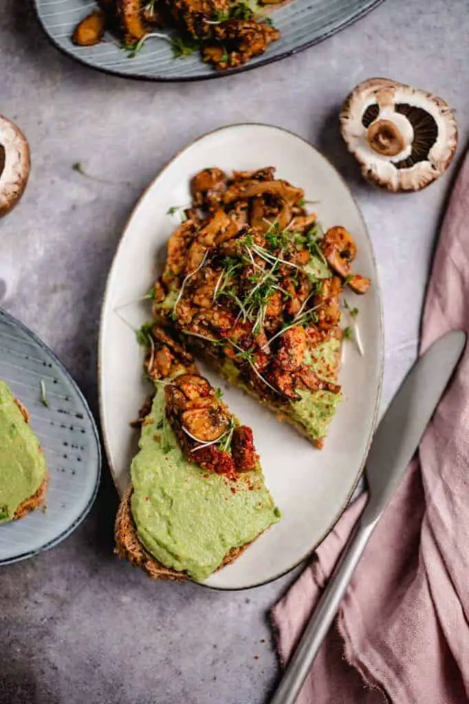 Avocado Tahini Brot mit Pilzen