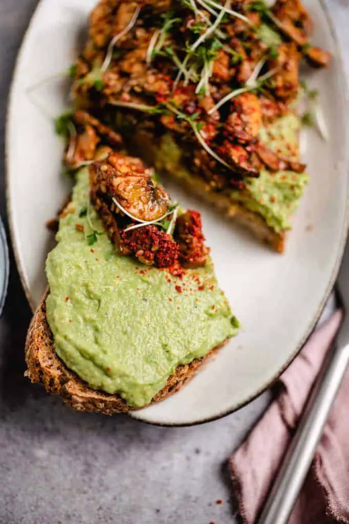 Avocado Tahini Brot mit Pilzen