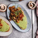 Avocado Tahini Brot mit Pilzen