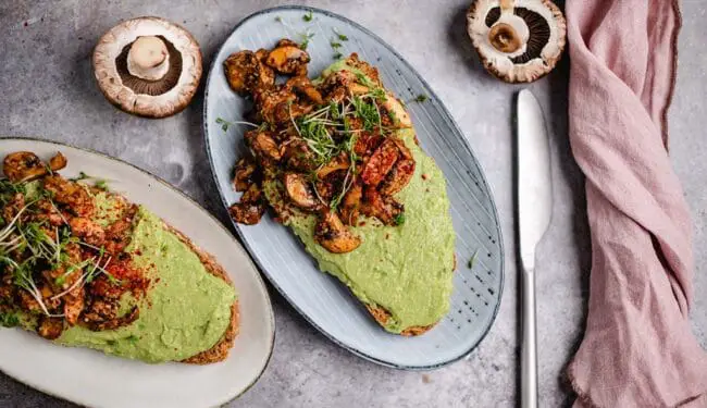 Avocado Tahini Brot mit Pilzen