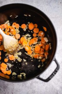 Karotten, Knoblauch, Zwiebeln anbraten