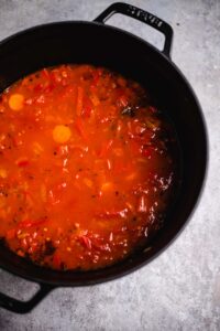 Die Zutaten der Suppe kochen