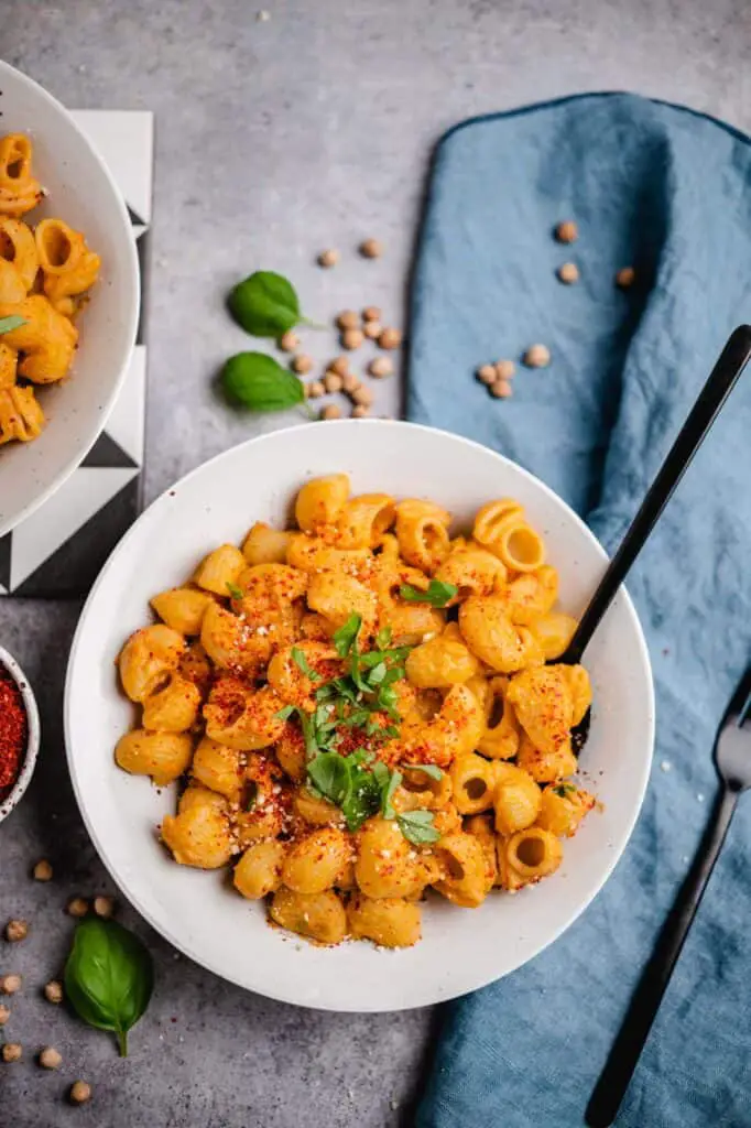 vegane Hummus Pasta mit Gochujang Sauce Rezept