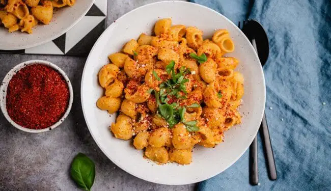 vegane Hummus Pasta mit Gochujang Sauce Rezept