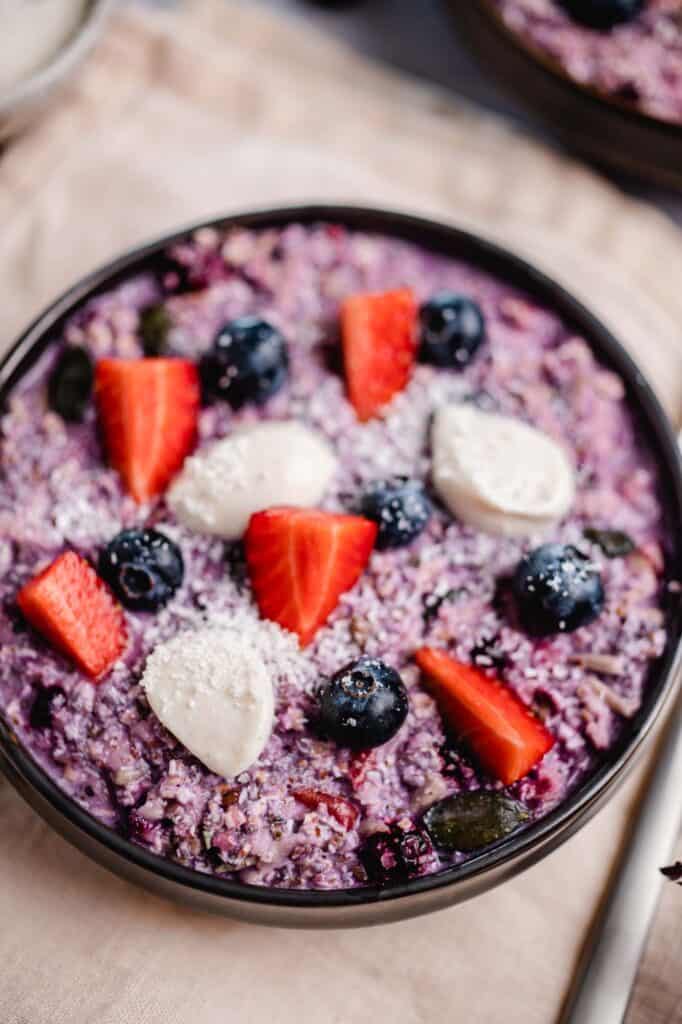 Blaubeer-Kokosnuss Bircher Müsli — VEGANE VIBES