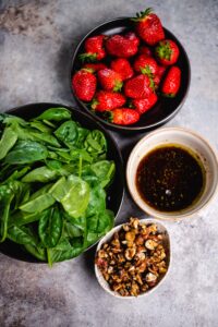 Die Zutaten für den Salat mit den fertigen Dressing