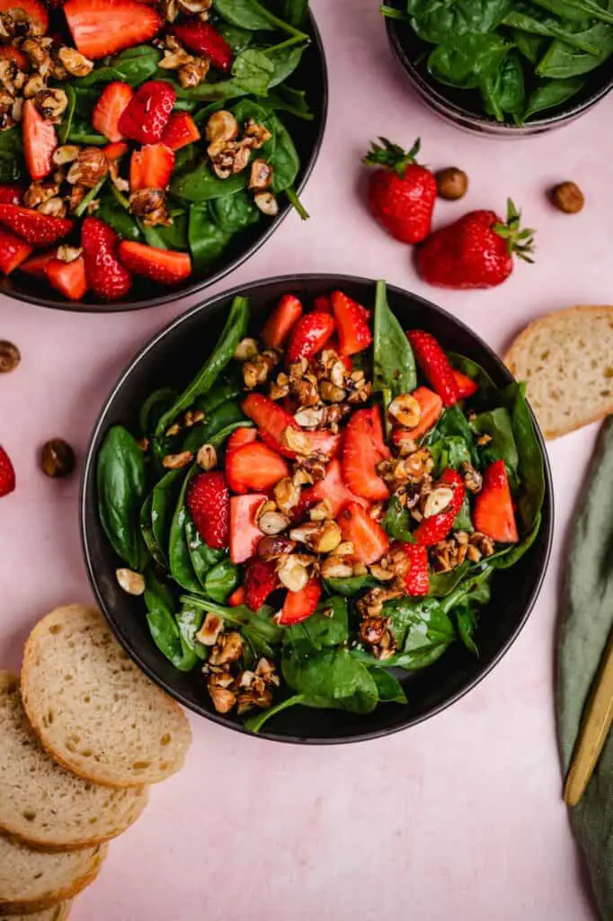 Veganer Erdbeer Spinat Salat mit Haselnüssen