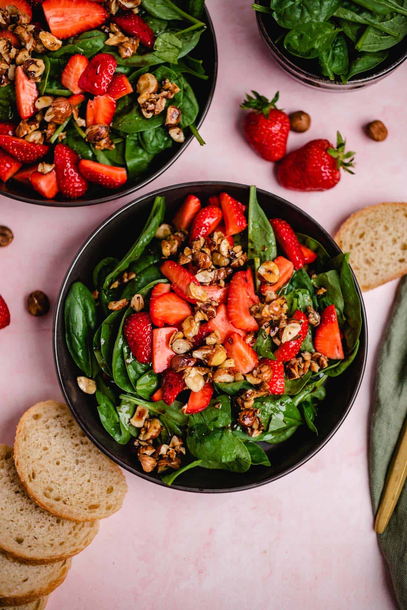 Erdbeer Spinat Salat mit karamellisierten Haselnüssen — VEGANE VIBES