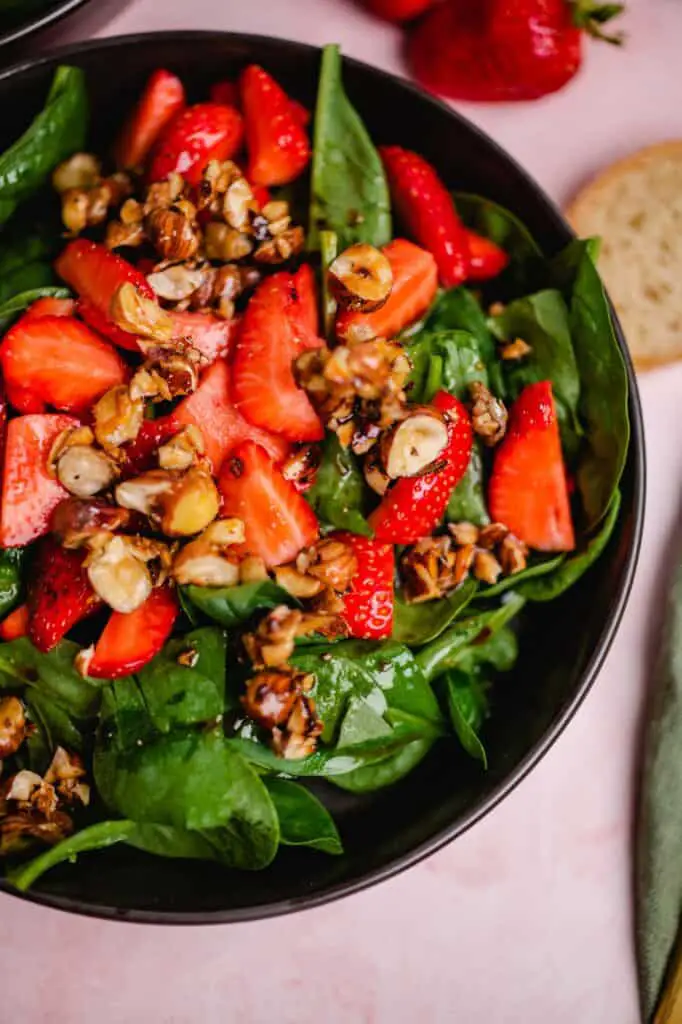 Veganer Erdbeer Spinat Salat mit Haselnüssen