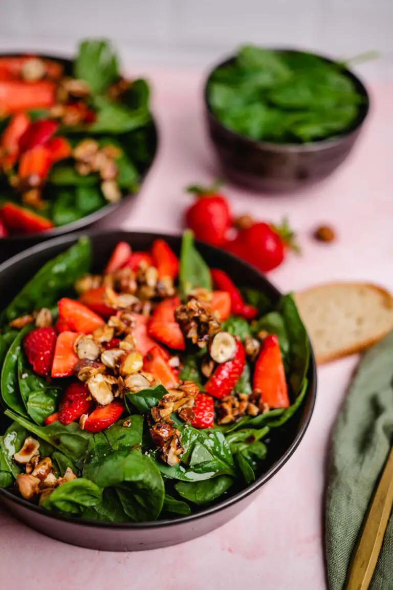 Erdbeer Spinat Salat mit karamellisierten Haselnüssen — VEGANE VIBES