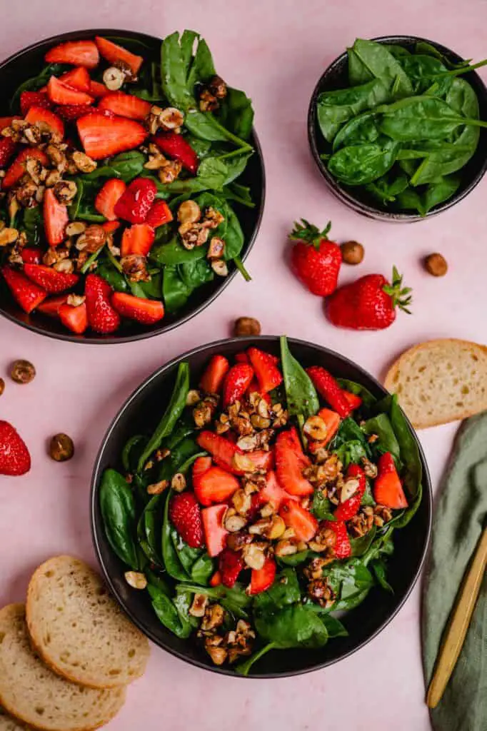 Veganer Erdbeer Spinat Salat mit Haselnüssen