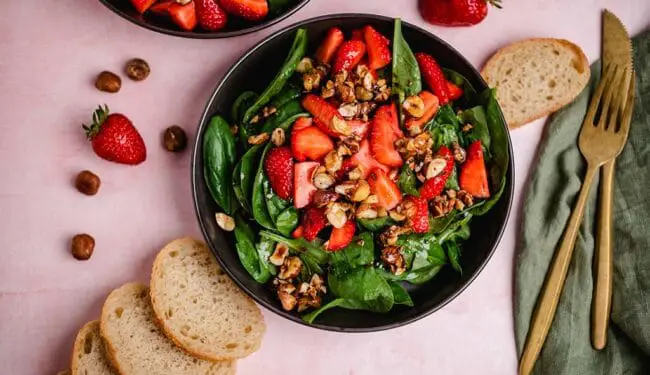 Veganer Erdbeer Spinat Salat mit Haselnüssen